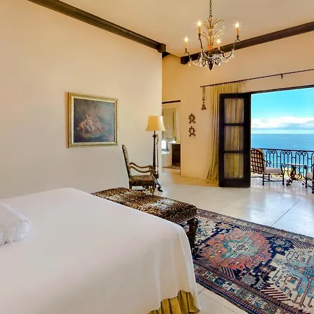 Exquisite Villa With Awesome Views & Staff In Pedregal!